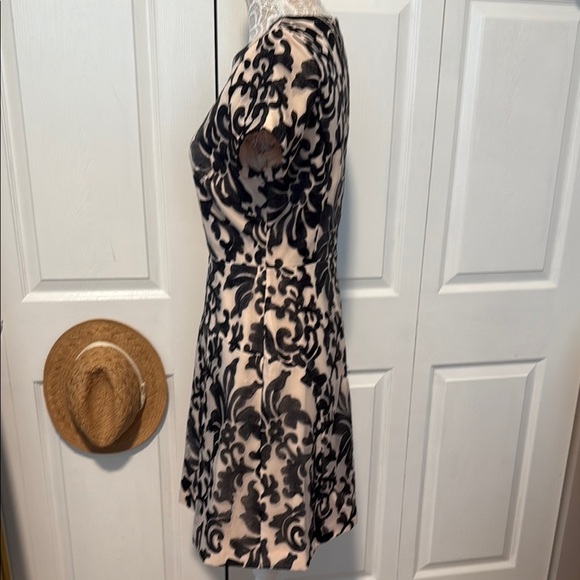 Tahari Arthur S. Levine Black and Cream Mini Cocktail Dress 8 - Picture 5 of 15
